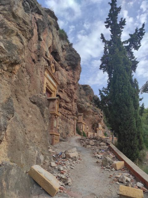 Huermur denuncia los derrumbes de la histórica Fuente Santa en el Santuario de la Virgen en Algezares - 3, Foto 3