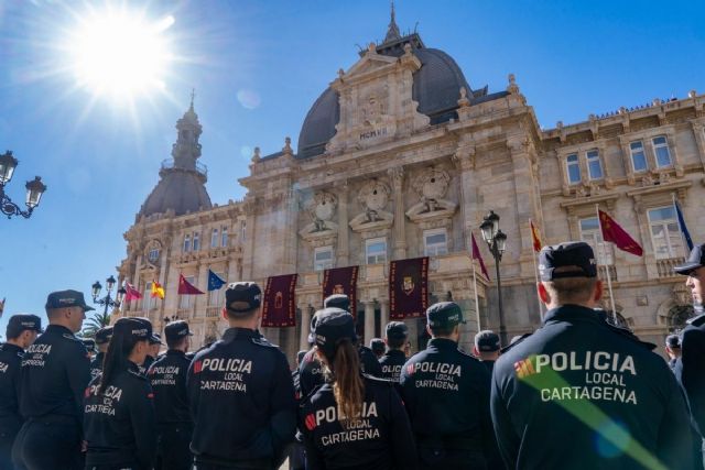 El Ayuntamiento incluye el refuerzo de los cuadros de mando de Policía y Bomberos en sus objetivos de personal - 1, Foto 1