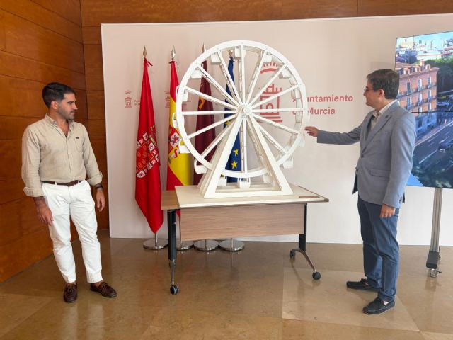 La gran noria volverá a convertirse en uno de los grandes iconos de la Feria de Murcia junto a un mercadillo de artesanía y comercio La gran noria volverá a convertirse en uno de los grandes iconos de la Feria de Murcia junto a un mercadillo de artesanía y comercio