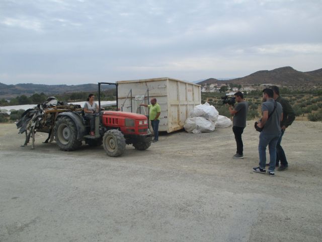 La  7 Región de Murcia emitirá mañana un reportaje sobre el punto de recogida de residuos plásticos agrícolas habilitado por el Ayuntamiento - 2, Foto 2