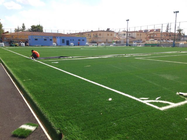 La instalación de césped artificial en el campo municipal de fútbol 7, en su recta final - 3, Foto 3