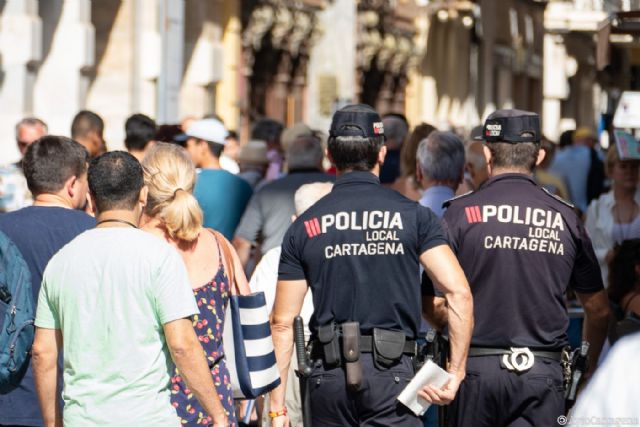 La Policía Local organiza un dispositivo especial de tráfico ante la llegada de 7.000 cruceristas durante esta mañana - 1, Foto 1