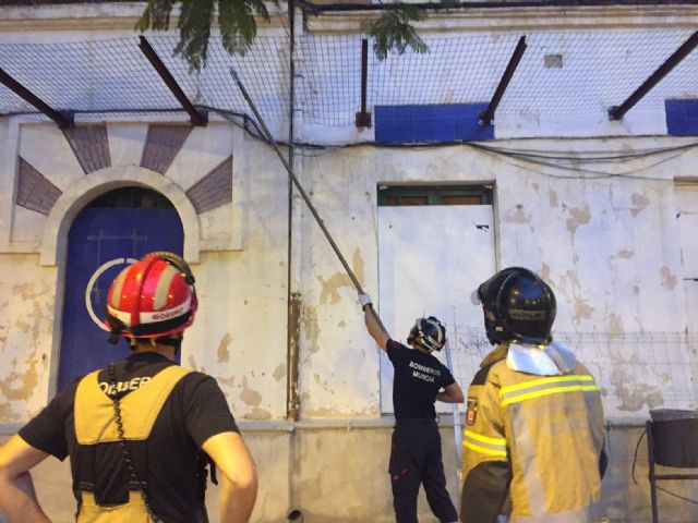 Ahora Murcia alerta de la caída de cascotes y cristales durante las obras en el Cuartel de Artillería, sin estar vallado todo el perímetro de los edificios - 1, Foto 1