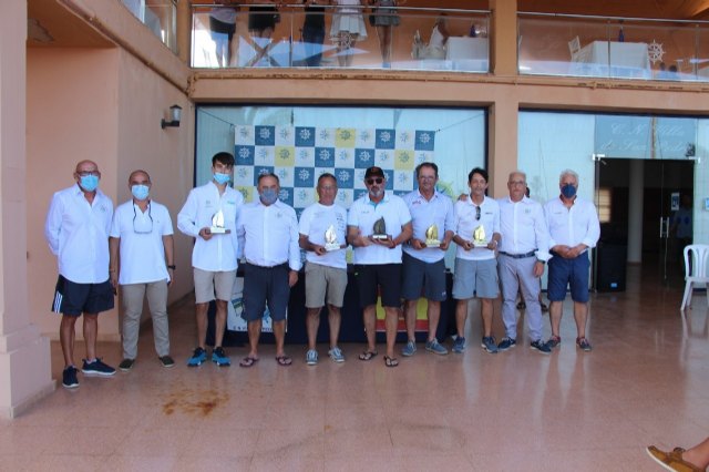 Fotos familia de los dos podios en el regional de cruceros ORC - ©CNVSP, Foto 1