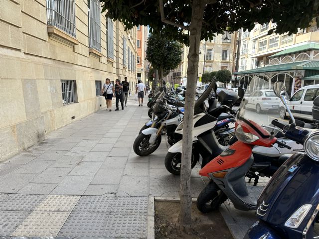 Isabel García (MC) solicita adecuar las dimensiones de los aparcamientos de motos para no entorpecer el paso y ampliar el número de plazas - 1, Foto 1