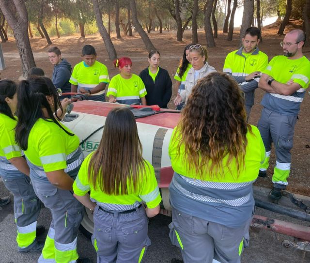 Los alumnos del PMEF-GJ Jardines de Bullas II realizan examen para la obtención el carnet de Fitosanitarios y asisten a la Feria de Empleo y Formación - 3, Foto 3