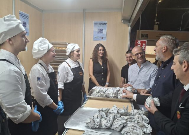 Alumnos de la Escuela de Hostelería y Turismo de Murcia ´La Flota´ participan con un stand en la XVIII Feria del Vino y la Gastronomía ´SanVino´ de Santomera Alumnos de la Escuela de Hostelería y Turismo de Murcia ´La Flota´ participan con un stand en la XVIII Feria del Vino y la Gastronomía ´SanVino´ de Santomera