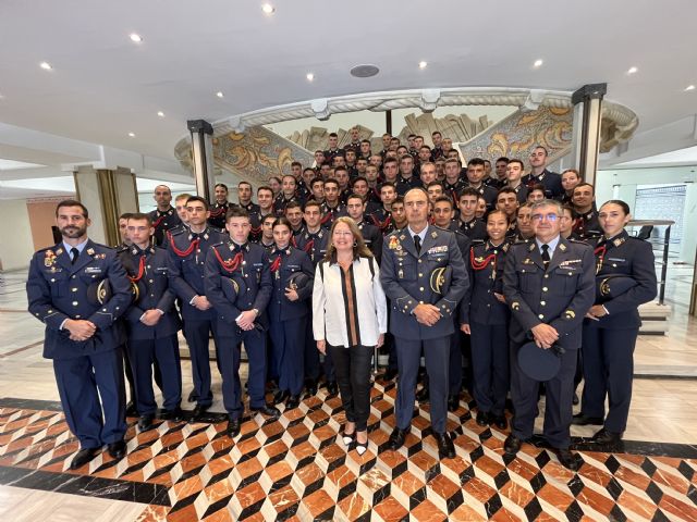 La Asamblea Regional recibe a los alumnos de la Academia General del Aire - 1, Foto 1