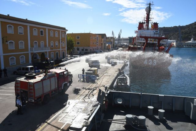 Bomberos del Ayuntamiento de Cartagena intervienen con la Armada Española en un simulacro en el Arsenal Militar - 1, Foto 1