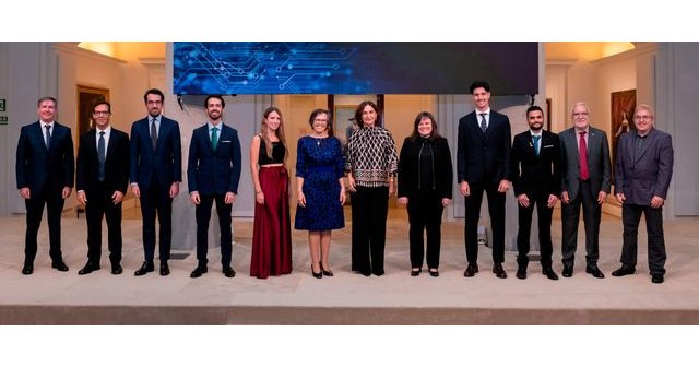 La presidenta de la SCIE, Inmaculada García Fernández, y la directora de Relaciones Institucionales de la Fundación BBVA, Silvia Churruca, con los premiados., Foto 2