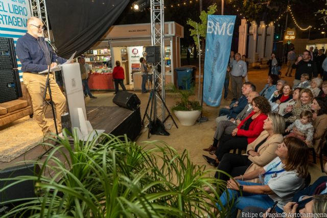 El dibujante Puebla anima a lectores de todas las edades a ´enferiarse´ en la plaza de España con la Feria del Libro de Cartagena - 1, Foto 1