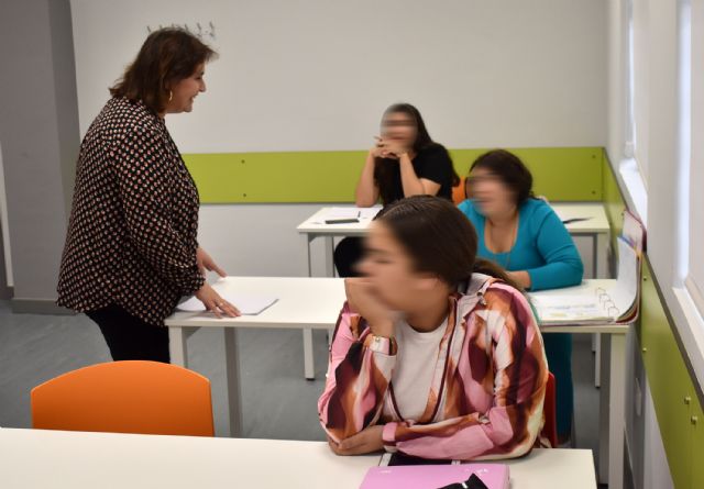 El centro social de Los Vicentes acoge las clases de refuerzo socio-educativo del programa de inclusión de la población gitana - 4, Foto 4