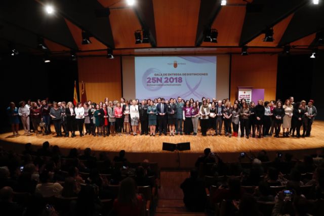 López Miras reafirma su compromiso real para hacer efectivas las 69 medidas del Pacto Regional contra la Violencia de Género - 2, Foto 2