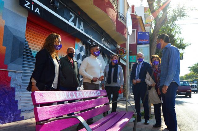 Los bancos se tiñen de lila en Las Torres de Cotillas con motivo del día contra la violencia de género - 1, Foto 1