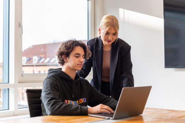 7 de cada 10 jóvenes de la generación Z considera el salario como el factor más importante a la hora de buscar empleo - 1, Foto 1