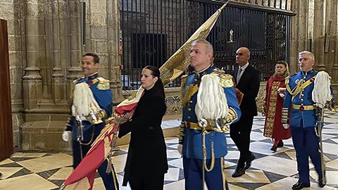 El alcalde de Sevilla agarra por primera vez la espada de San Fernando, en la procesión de la reliquia de San Clemente - 2, Foto 2