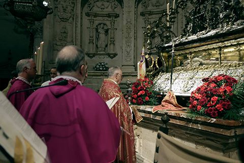 El alcalde de Sevilla agarra por primera vez la espada de San Fernando, en la procesión de la reliquia de San Clemente - 3, Foto 3