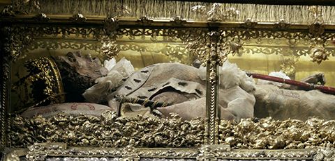 El alcalde de Sevilla agarra por primera vez la espada de San Fernando, en la procesión de la reliquia de San Clemente - 5, Foto 5