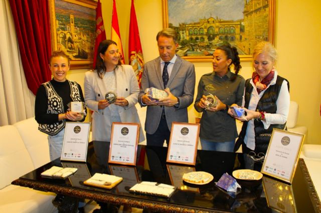 El alcalde de Lorca felicita a la Quesería El Roano por ganar la medalla 'Supergold' en los World Cheese Awards - 2, Foto 2