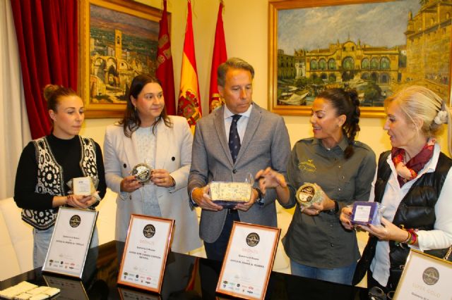 El alcalde de Lorca felicita a la Quesería El Roano por ganar la medalla 'Supergold' en los World Cheese Awards - 3, Foto 3