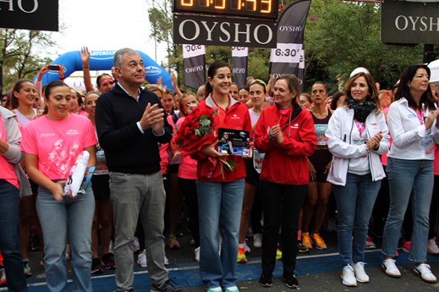 Homenaje a Carolina Marín y Leonor García en la Gran Final de la Carrera de la Mujer en Sevilla - 3, Foto 3