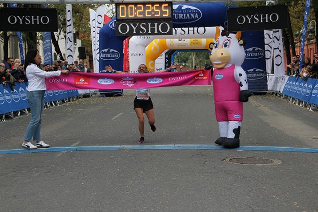 Homenaje a Carolina Marín y Leonor García en la Gran Final de la Carrera de la Mujer en Sevilla - 4, Foto 4