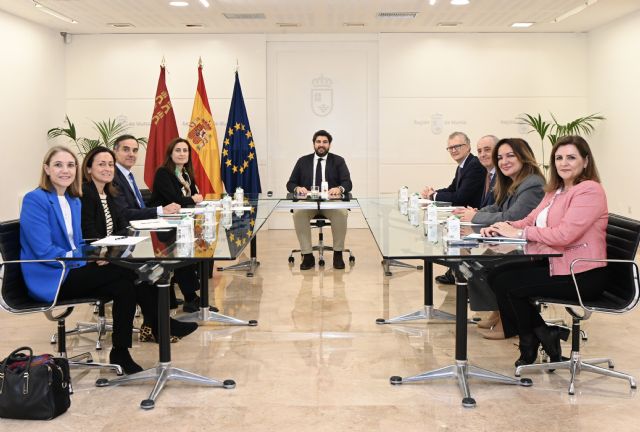 López Miras señala al IMIB como referente nacional en investigación biosanitaria durante un encuentro con Farmaindustria - 1, Foto 1