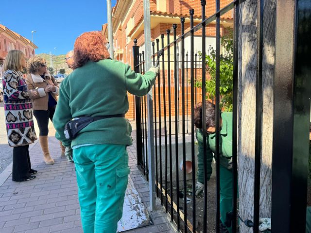 Desempleados lorquinos reparan la valla del parque de La Viña tras los fuertes vientos ocurridos en el mes de noviembre - 1, Foto 1