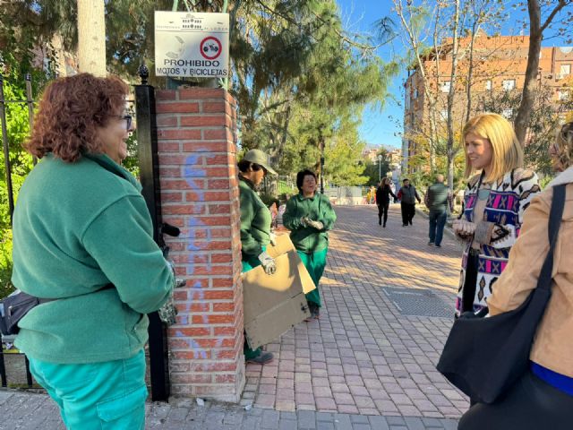 Desempleados lorquinos reparan la valla del parque de La Viña tras los fuertes vientos ocurridos en el mes de noviembre - 2, Foto 2