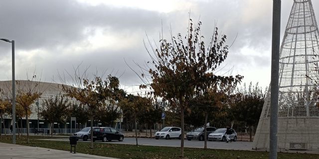 MC pide que el Gobierno local cumpla con lo mandatado por el Pleno y no deje aparcar en la plaza Luis Ruipérez - 1, Foto 1