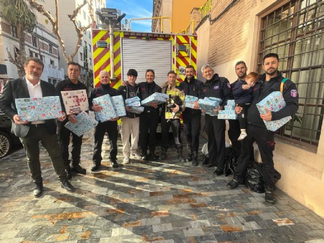 Bomberos del Ayuntamiento de Murcia visitan a los niños del centro de acogida ´Cardenal Belluga´ - 1, Foto 1