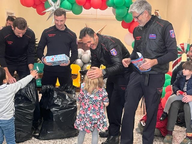 Bomberos del Ayuntamiento de Murcia visitan a los niños del centro de acogida ´Cardenal Belluga´ - 2, Foto 2