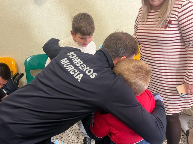 Bomberos del Ayuntamiento de Murcia visitan a los niños del centro de acogida ´Cardenal Belluga´ - 3, Foto 3