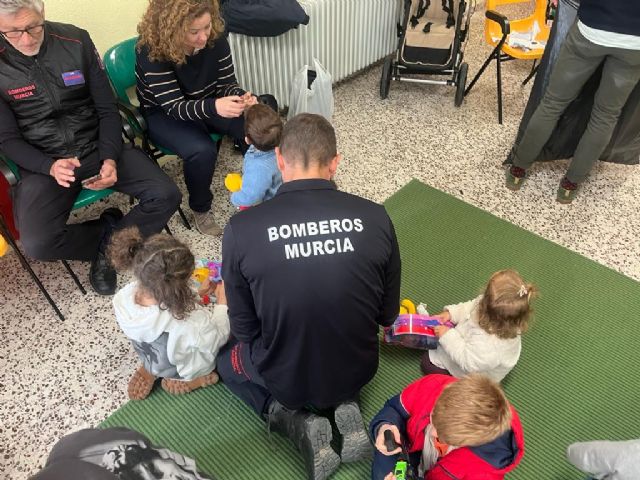 Bomberos del Ayuntamiento de Murcia visitan a los niños del centro de acogida ´Cardenal Belluga´ - 4, Foto 4