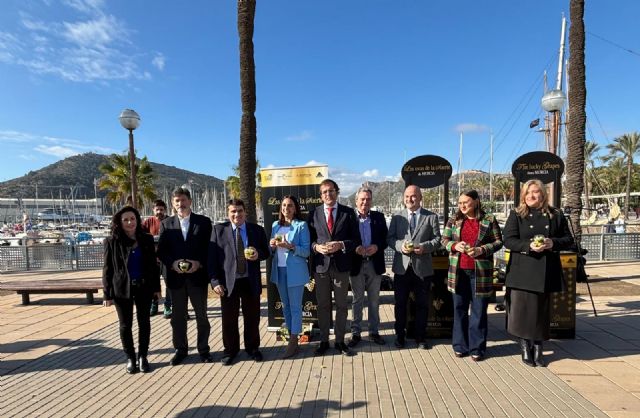 La campaña de APOEXPA reparte 2.000 botes de uva a los 2.500 cruceristas que han desembarcado en el Puerto de Cartagena a bordo del buque AIDAVIVA - 1, Foto 1