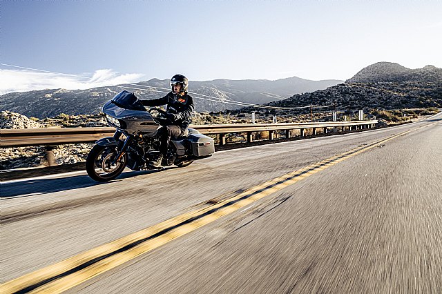 Las oscuras y potentes Street Glide ST y Road Glide ST añaden fuerza a la gama Touring 2022 de Harley-Davidson - 1, Foto 1