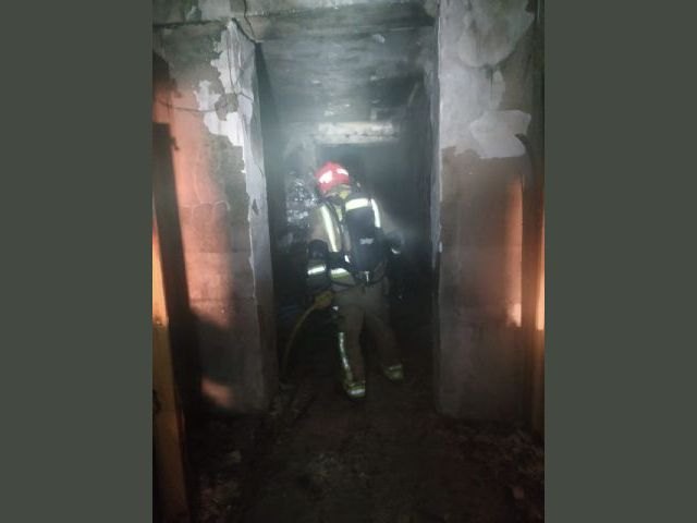 Bomberos extinguen un incendio declarado en una vivienda en Totana, Foto 1