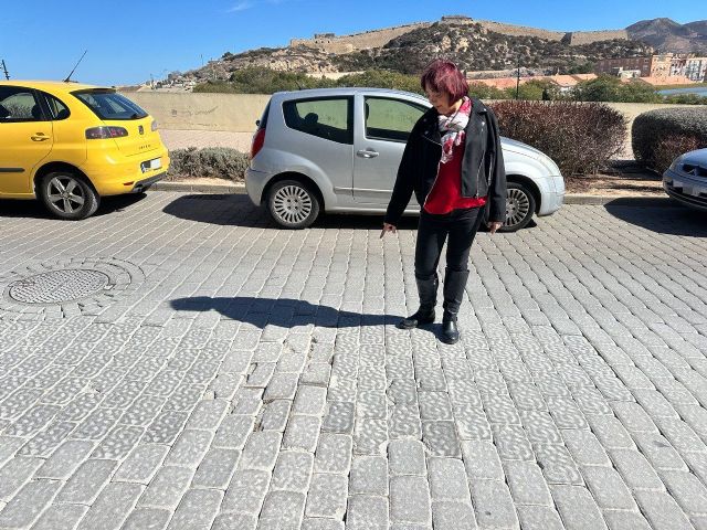 Los adoquines sueltos de la calle Adarve de Artillería suponen ya un problema para los vehículos que transitan junto al Campus de la Muralla del Mar - 1, Foto 1