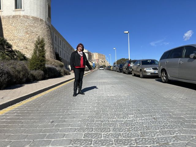 Los adoquines sueltos de la calle Adarve de Artillería suponen ya un problema para los vehículos que transitan junto al Campus de la Muralla del Mar - 4, Foto 4