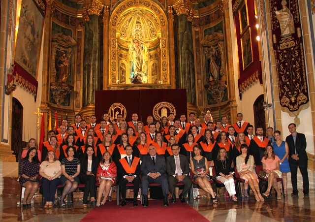 Los alumnos de Turismo y ADE recogen sus becas - 1, Foto 1