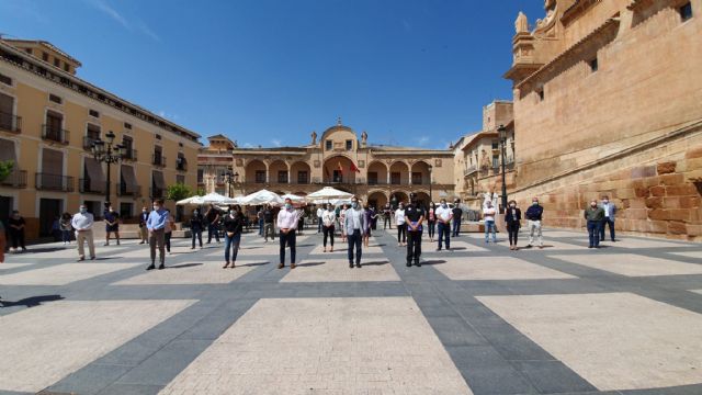 Lorca se une al reconocimiento nacional a todos los fallecidos por el COVID-19 con un minuto de silencio - 1, Foto 1