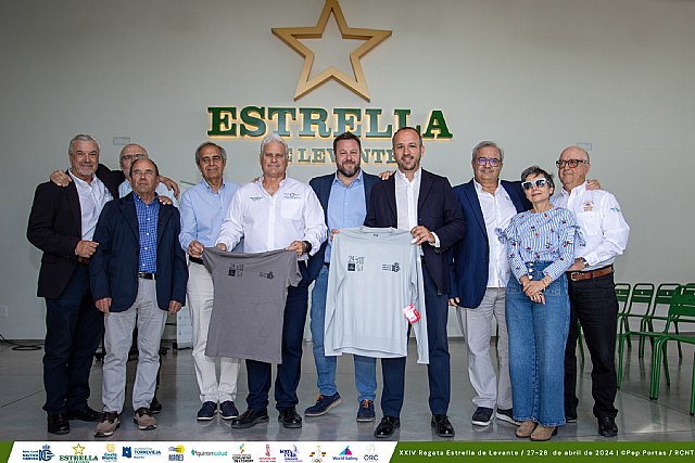 Foto de familia en la presenteación de la regata en la fábrica Estrella de Levante| ©Pep Portas/ RCNT, Foto 1