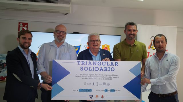 Astrade recibe la taquilla del Triangular Solidario de manos del UCAM Legends, Real Murcia Veteranos y Mallorca Legends - 1, Foto 1