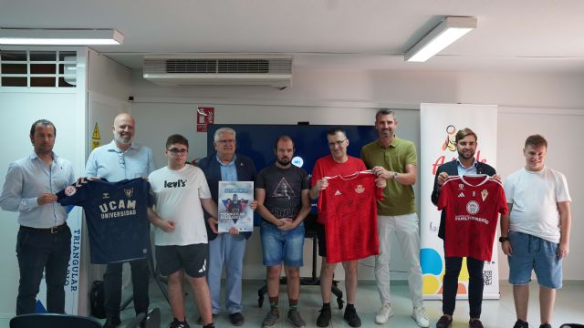 Astrade recibe la taquilla del Triangular Solidario de manos del UCAM Legends, Real Murcia Veteranos y Mallorca Legends - 3, Foto 3