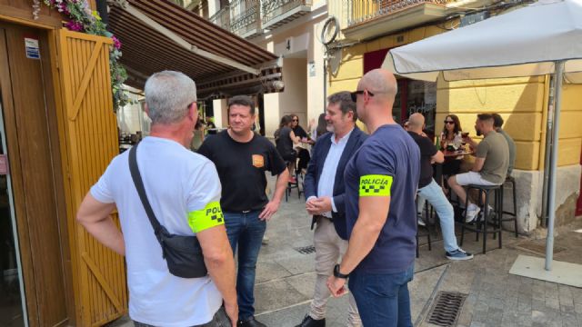 La Policía de Murcia activa las Brigadas de convivencia para reforzar su presencia en las terrazas del centro y garantizar la tranquilidad de los comensales y turistas La Policía de Murcia activa las Brigadas de convivencia para reforzar su presencia en las terrazas del centro y garantizar la tranquilidad de los comensales y turistas