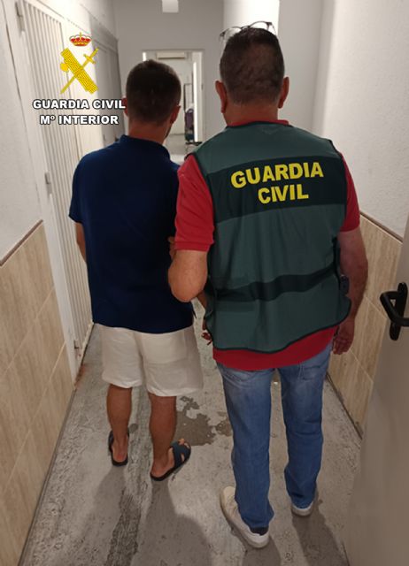 La Guardia Civil detiene en Torrevieja a los dos presuntos autores de un robo en una vivienda de Caravaca de la Cruz La Guardia Civil detiene en Torrevieja a los dos presuntos autores de un robo en una vivienda de Caravaca de la Cruz
