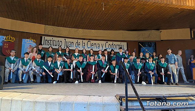 El IES Juan de la Cierva despide a 169 alumnos en una graduación marcada por la emoción, el humor y el recuerdo El IES Juan de la Cierva despide a 169 alumnos en una graduación marcada por la emoción, el humor y el recuerdo