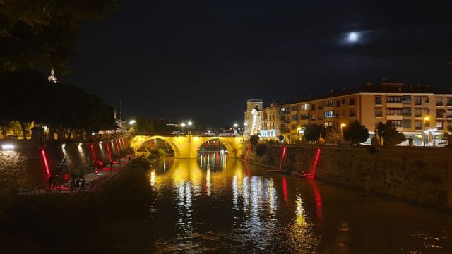 El cauce del río se ilumina hoy de rojo y blanco por el Día Internacional de las Personas Sordociegas El cauce del río se ilumina hoy de rojo y blanco por el Día Internacional de las Personas Sordociegas