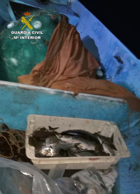 La Guardia Civil decomisa una embarcación de pesca y sus artes utilizadas para pescar ilícitamente en el Mar Menor - 1, Foto 1
