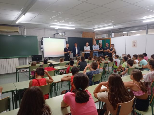 Los Bomberos de Murcia visitan la Escuela de Verano del IES de El Carmen - 1, Foto 1